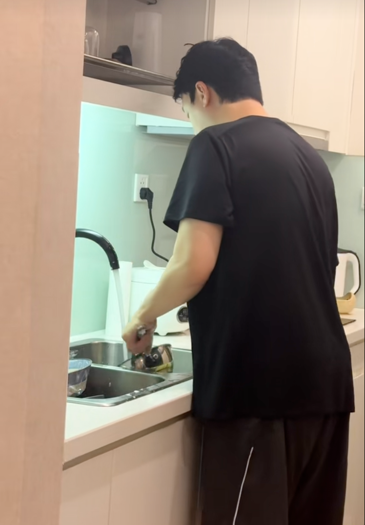 Đi l&agrave;m t&oacute;c "l&atilde;i" ngay anh chồng H&agrave;n Quốc: Cả nh&agrave; g&aacute;i đứng h&igrave;nh với m&agrave;n "xin cưới" của oppa U40- Ảnh 11.