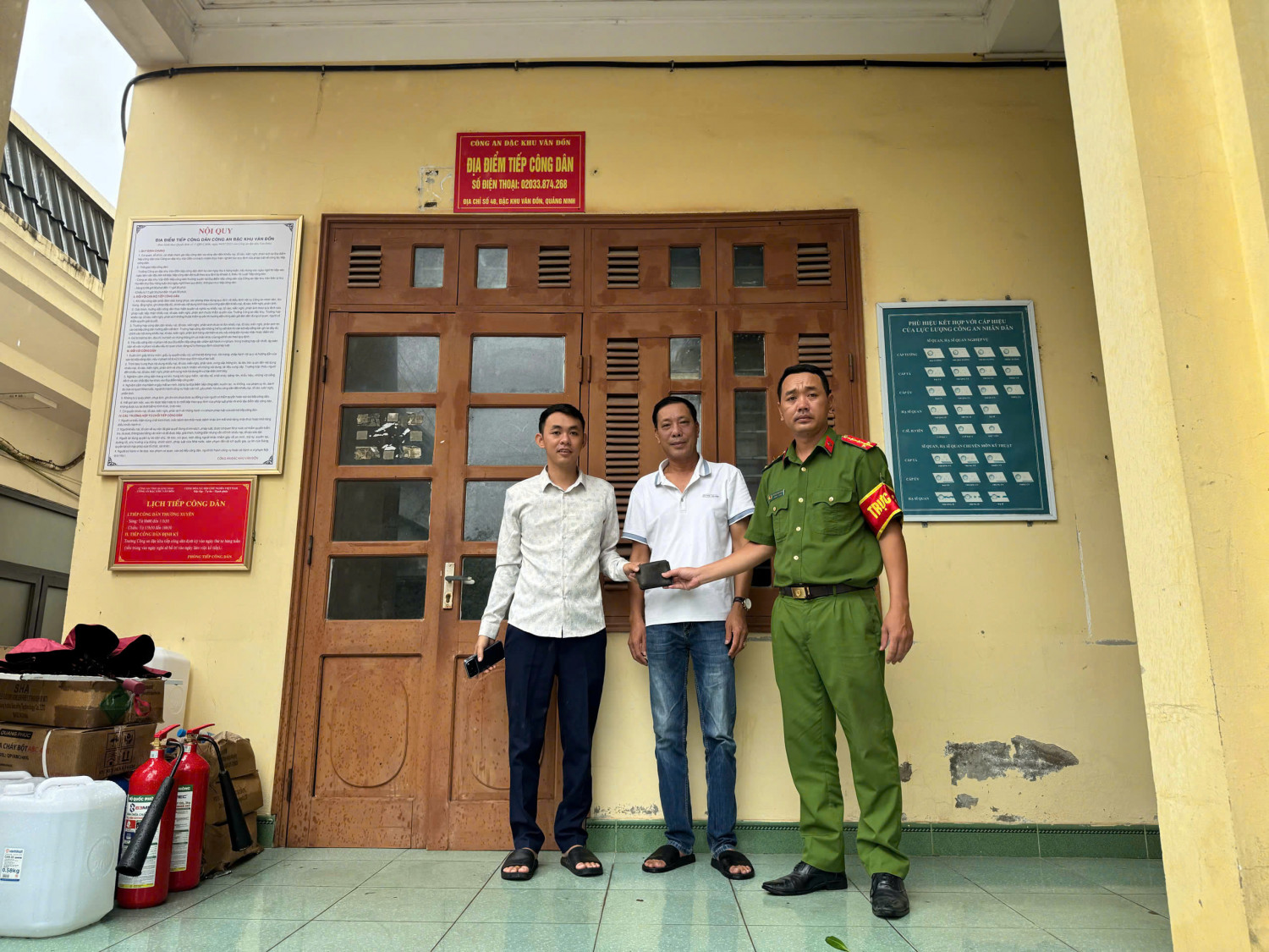 Điều tra cọc tiền mặt gần 11 triệu đồng nằm chỏng chơ b&ecirc;n đường, c&ocirc;ng an đặc khu V&acirc;n Đồn mời Phạm Minh Chiến SN 1996 tới l&agrave;m việc- Ảnh 1.