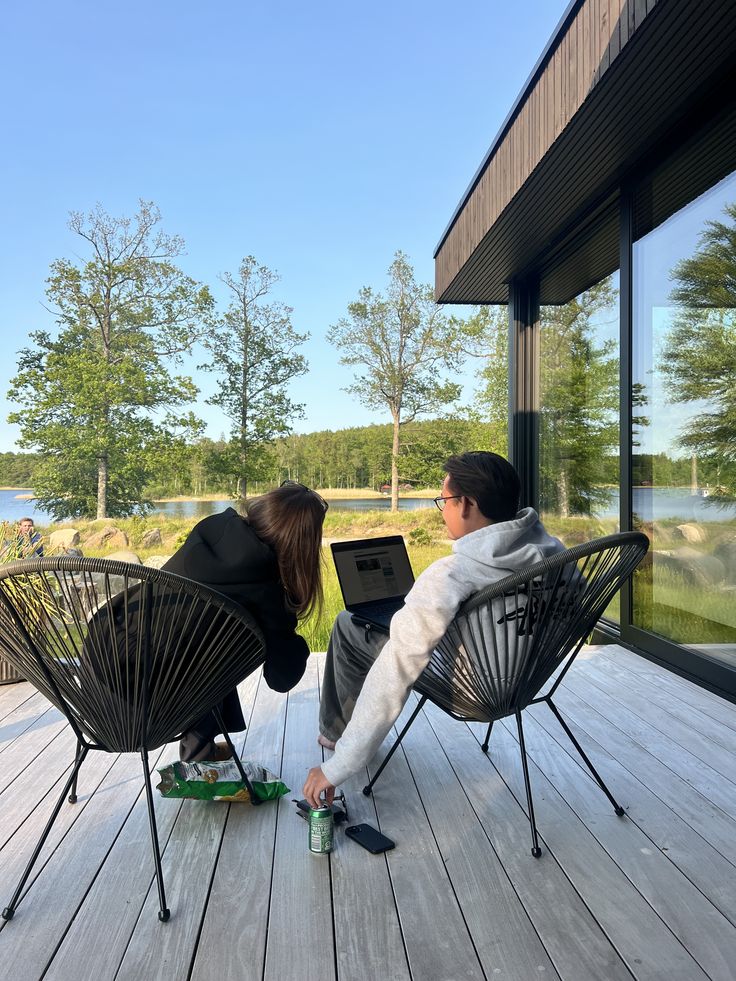 Work from anywhere là gì mà chỉ có người đi làm đủ xịn mới “đu” được?- Ảnh 2.