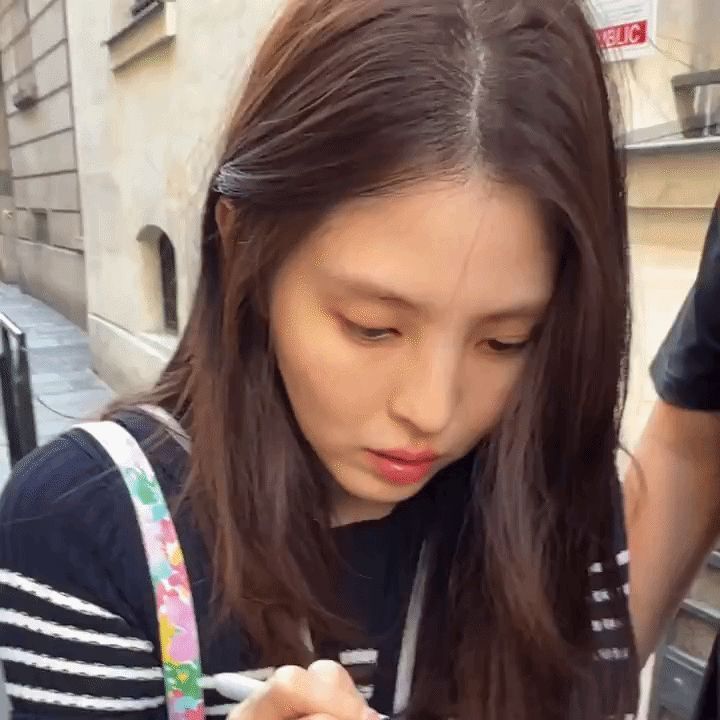 Han So Hee xả vai nữ thần Dior, nhan sắc mộc qua cam thường g&acirc;y ch&uacute; &yacute;- Ảnh 1.