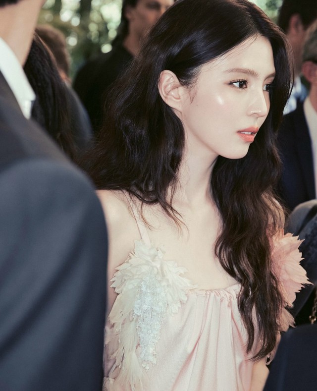 Han So Hee xả vai nữ thần Dior, nhan sắc mộc qua cam thường g&acirc;y ch&uacute; &yacute;- Ảnh 5.