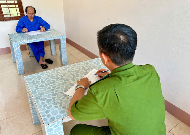 H&agrave;ng loạt tổ c&ocirc;ng an ập v&agrave;o kh&aacute;m x&eacute;t nhiều địa điểm, bắt Phạm Ngọc Từ SN 1990 li&ecirc;n quan số tiền 195 tỷ đồng- Ảnh 2.