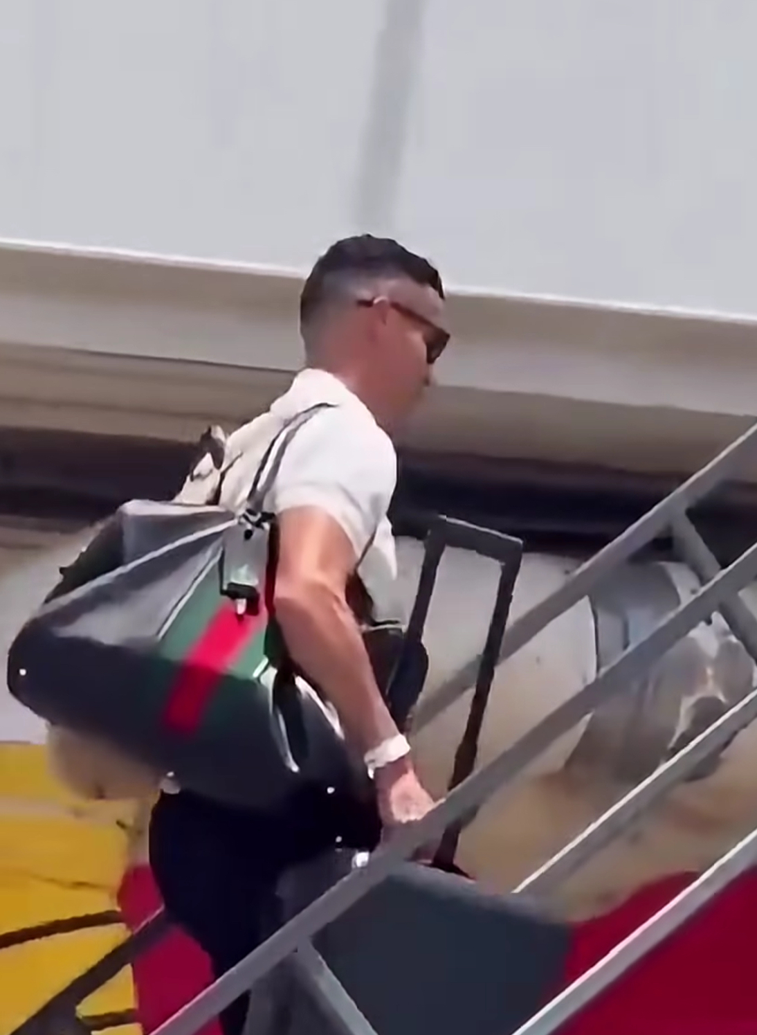 Ronaldo x&aacute;ch vali về nước bằng chuy&ecirc;n cơ 81 triệu USD - Ảnh 2.