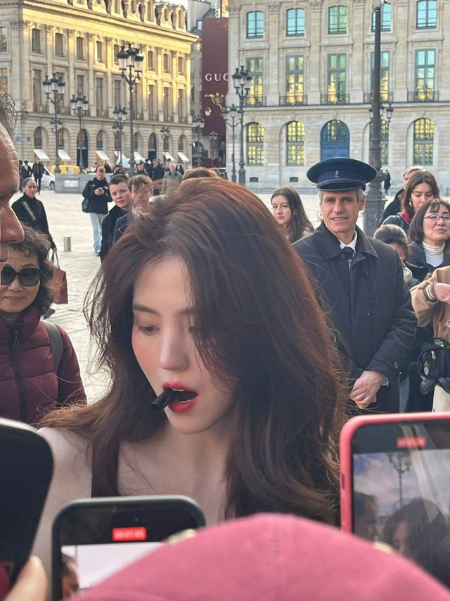 Han So Hee xả vai nữ thần Dior, nhan sắc mộc qua cam thường g&acirc;y ch&uacute; &yacute;- Ảnh 3.