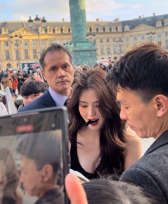 Han So Hee xả vai nữ thần Dior, nhan sắc mộc qua cam thường g&acirc;y ch&uacute; &yacute;- Ảnh 4.