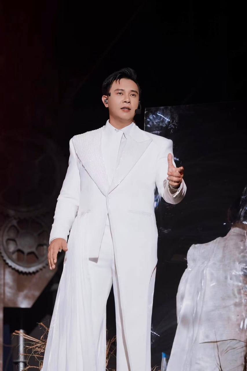 Qu&aacute; khứ của "c&aacute;n bộ" đang g&acirc;y sốt tr&ecirc;n s&oacute;ng truyền h&igrave;nh, tưởng đ&acirc;u 2 người kh&aacute;c nhau!- Ảnh 5.