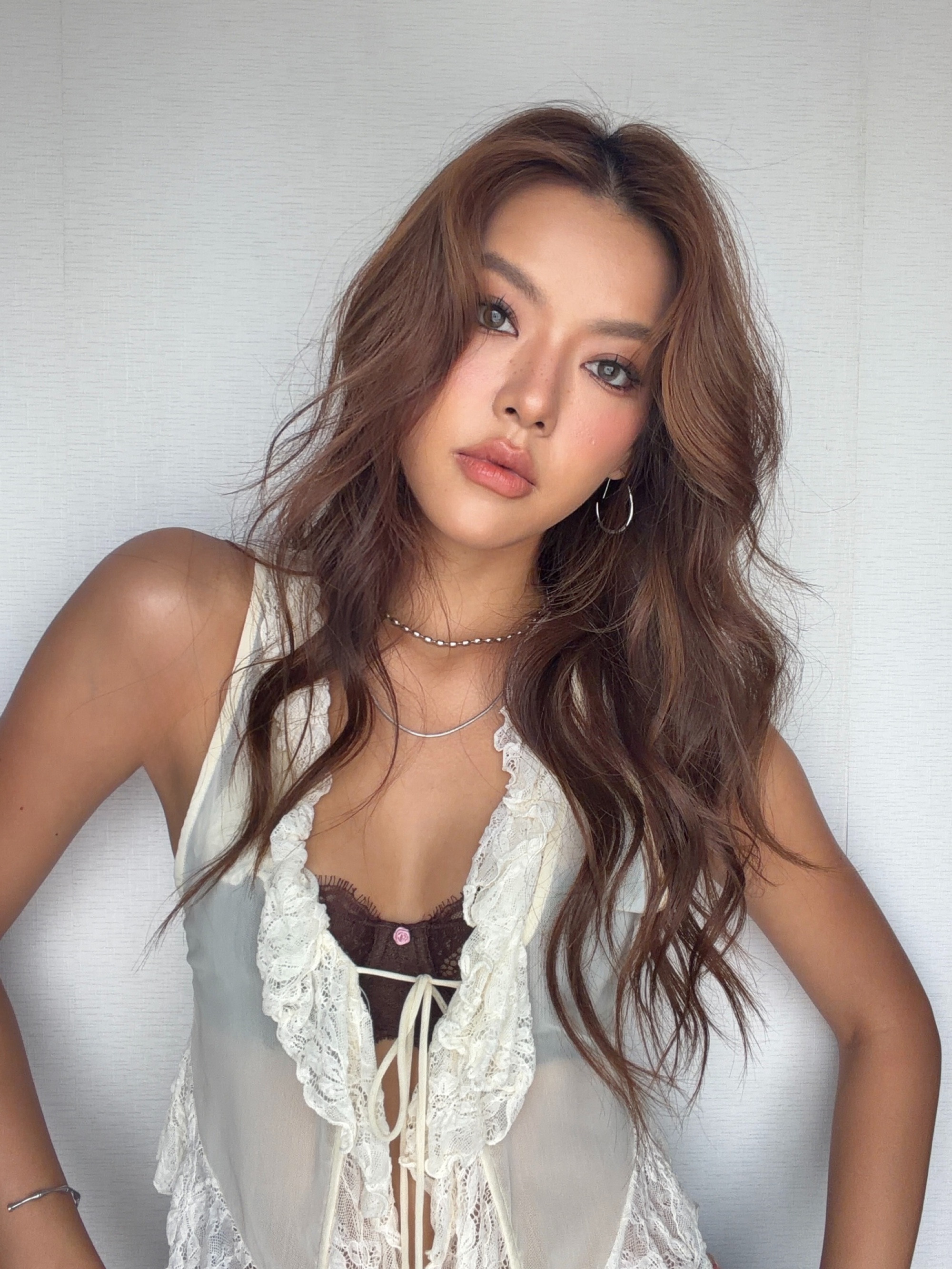 Bố mẹ là người Việt 100%, con gái không nói sõi tiếng Việt: Dấn thân vào showbiz Thái, 30 tuổi bùng nổ nhan sắc- Ảnh 2.