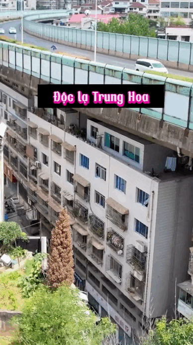 Đỉnh cao ph&aacute;p sư Trung Hoa: X&acirc;y chung cư dưới gầm cầu, n&oacute;c nh&agrave; th&agrave;nh đường xe chạy- Ảnh 1.