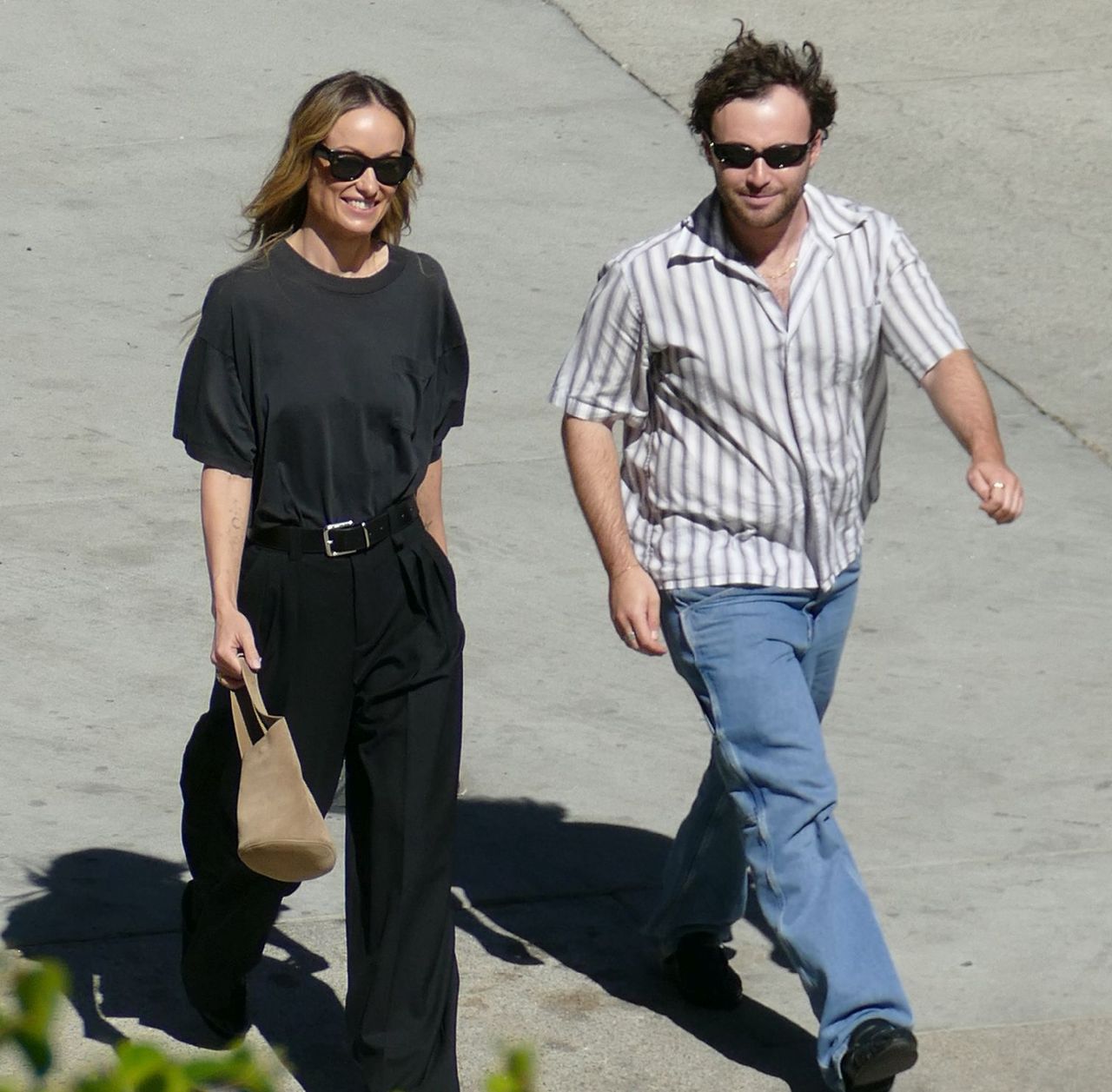 Olivia Wilde trở th&agrave;nh biểu tượng mặc đẹp m&ugrave;a h&egrave; nơi phố thị: Chỉ v&agrave;i m&oacute;n đồ cơ bản vẫn đủ sang v&agrave; cuốn h&uacute;t- Ảnh 6.