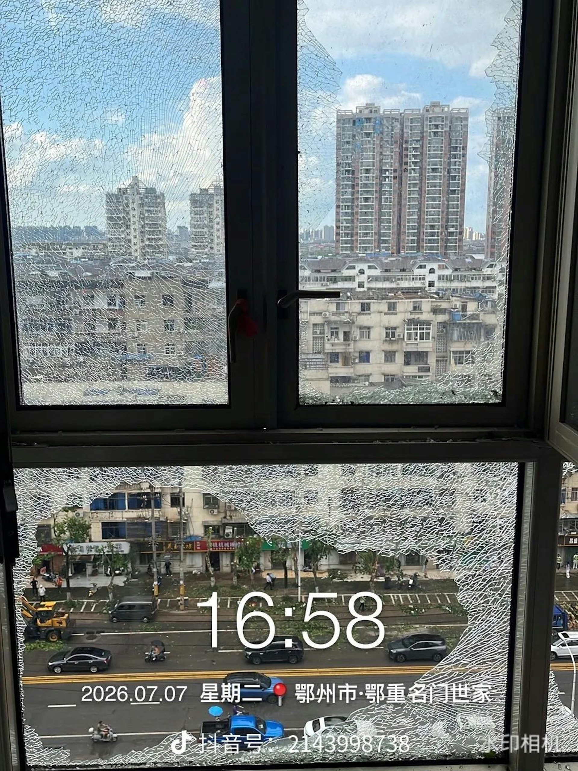 Một nh&agrave; 3 người bị gi&oacute; cuốn rơi xuống lầu tử vong khi đang đ&oacute;ng cửa sổ: Con trai 14 tuổi chứng kiến đau đớn đến tận c&ugrave;ng- Ảnh 4.