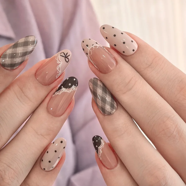Nhiều g&aacute;i xinh khoe nail chấm bi bắt trend 2026, l&ecirc;n tay m&agrave;u n&agrave;o cũng xinh y&ecirc;u như nữ ch&iacute;nh phim H&agrave;n- Ảnh 6.
