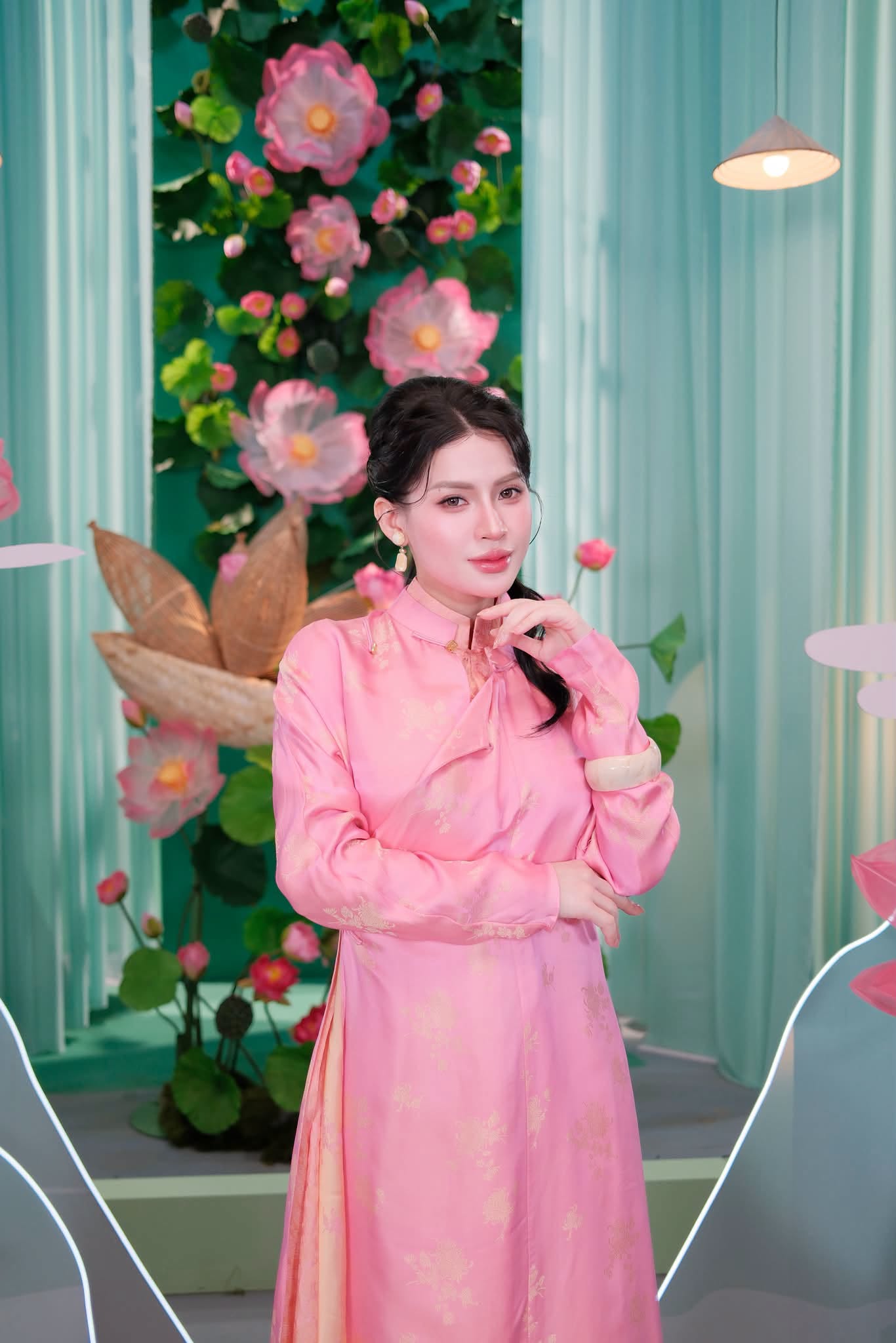 Võ Hà Linh lần đầu công khai hậu trường phiên super live, con gái nói một câu nghe tan chảy- Ảnh 1.