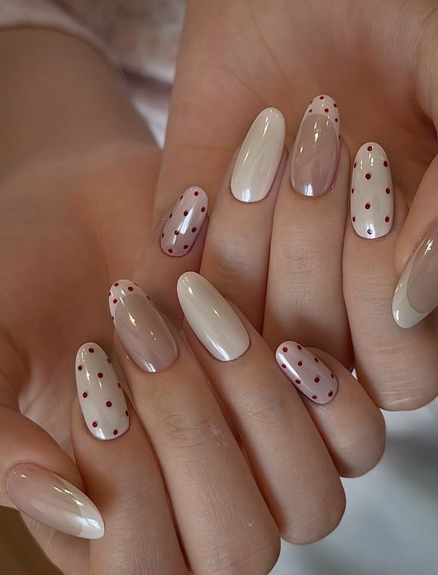 Nhiều g&aacute;i xinh khoe nail chấm bi bắt trend 2026, l&ecirc;n tay m&agrave;u n&agrave;o cũng xinh y&ecirc;u như nữ ch&iacute;nh phim H&agrave;n- Ảnh 2.