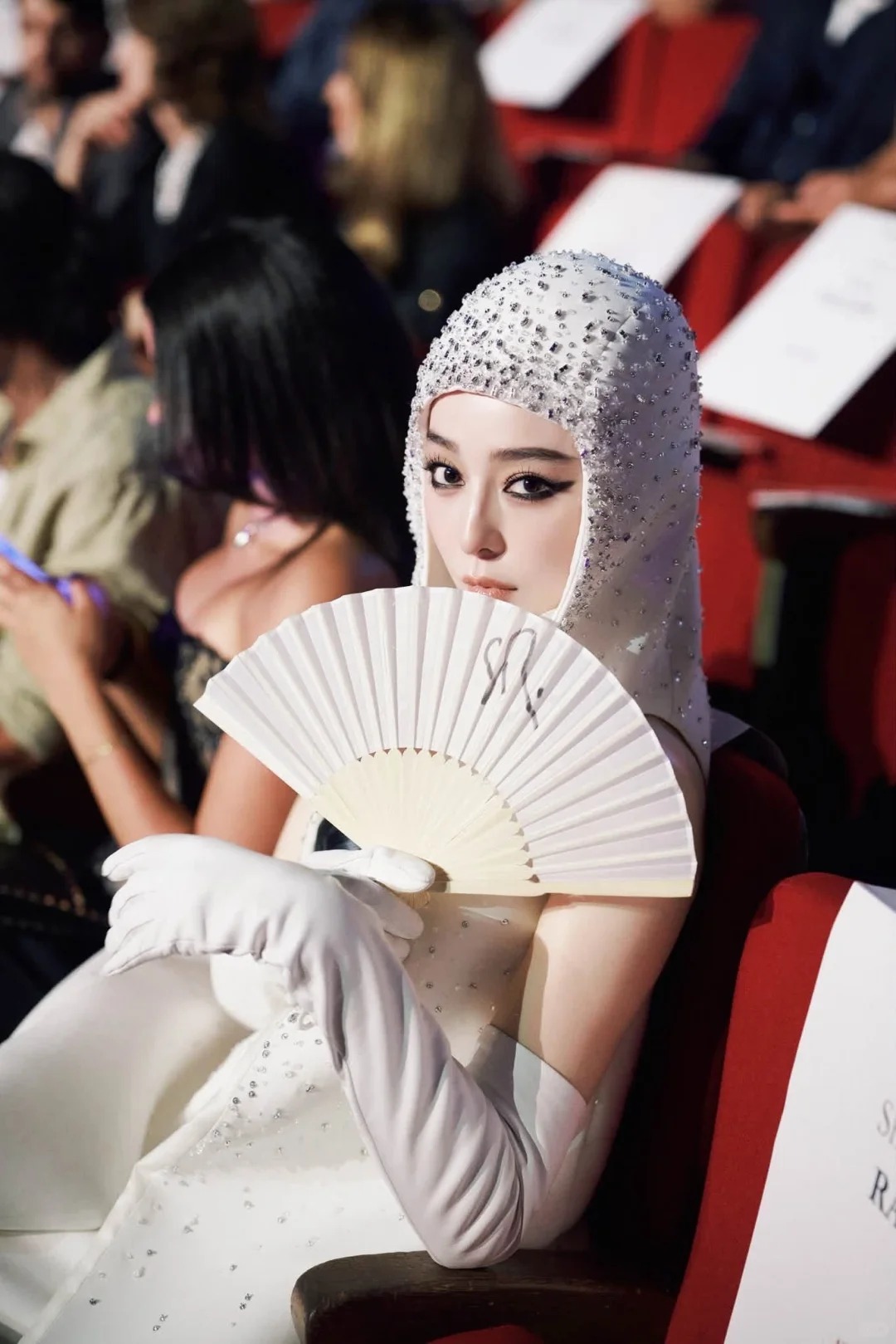 Khung h&igrave;nh hot nhất h&ocirc;m nay: Phạm Băng Băng t&iacute;m lịm so k&egrave; từng m&eacute;t ghế với Cardi B - Davika, 3 mỹ nh&acirc;n chơi trội kh&ocirc;ng ai chịu thua ai - Ảnh 11.