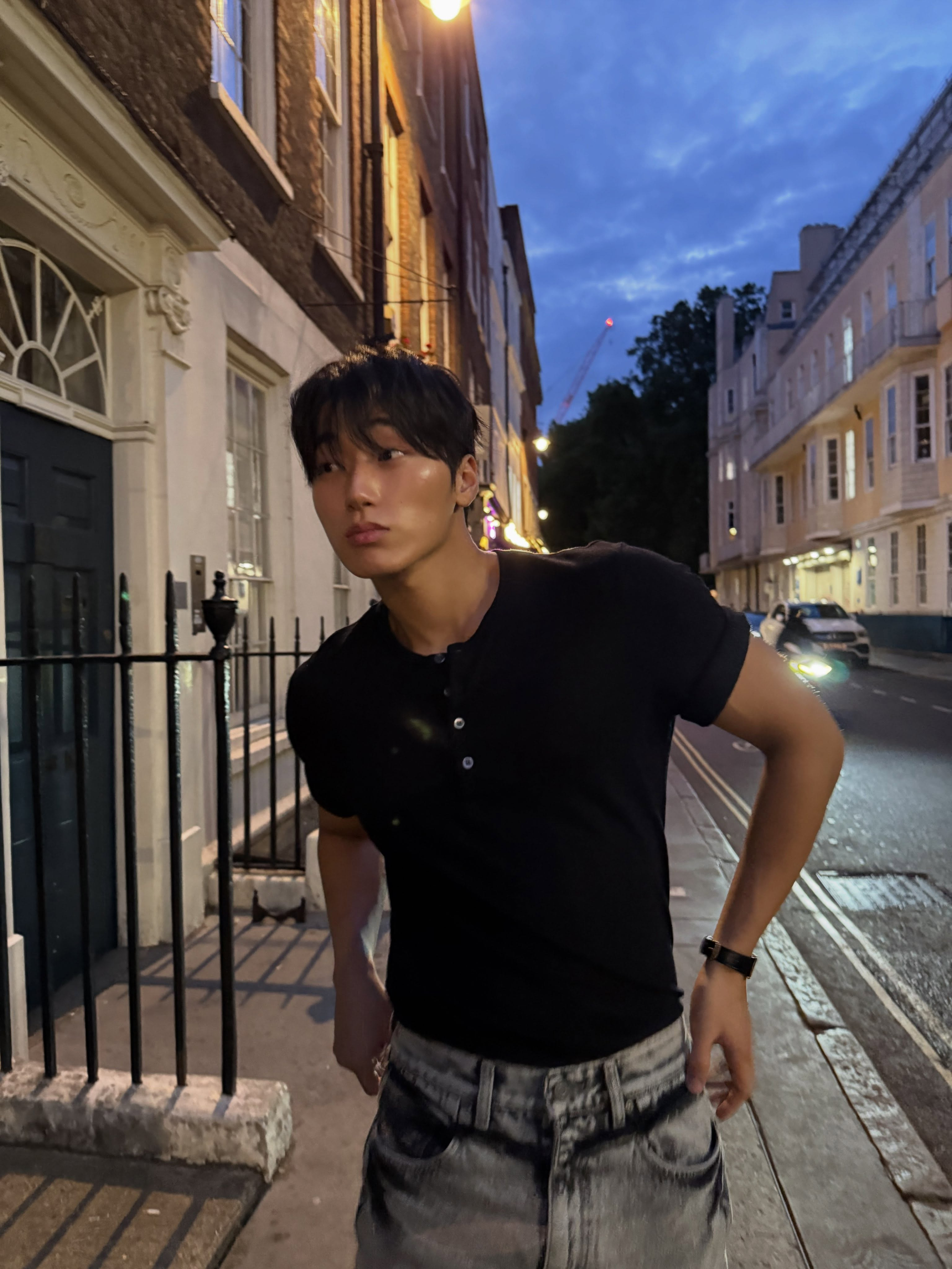 Mỹ nam &ldquo;hẩy ngực&rdquo; lập tức viral: Đại sứ thời trang c&oacute; body cực phẩm, ăn mặc qu&aacute; chất m&ecirc; hoặc 11 triệu fan- Ảnh 11.