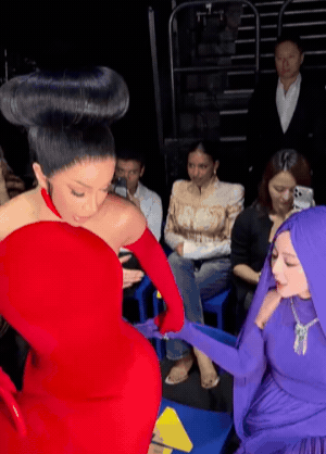 Khung h&igrave;nh hot nhất h&ocirc;m nay: Phạm Băng Băng t&iacute;m lịm so k&egrave; từng m&eacute;t ghế với Cardi B - Davika, 3 mỹ nh&acirc;n chơi trội kh&ocirc;ng ai chịu thua ai - Ảnh 1.