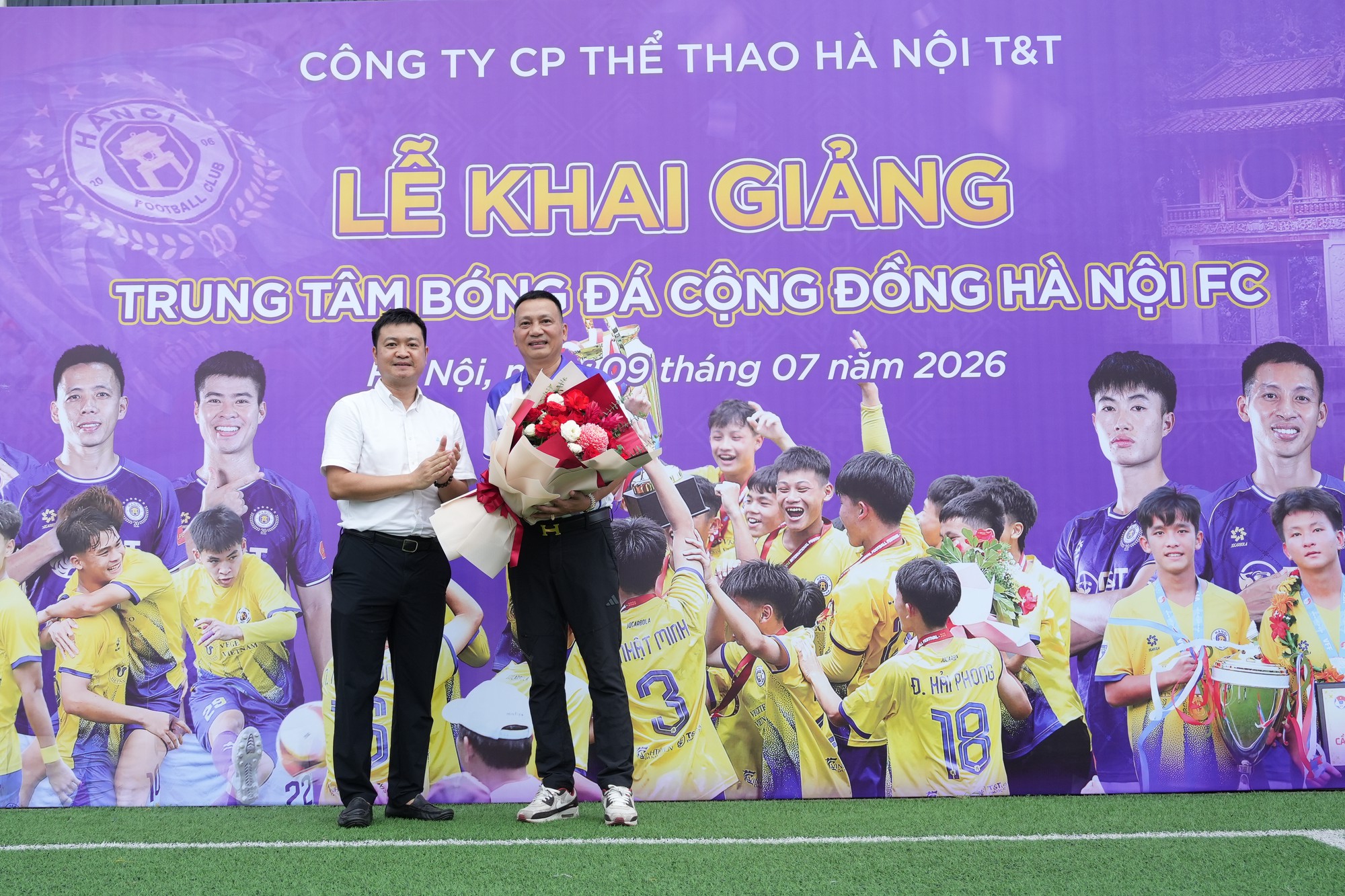 Hà Nội FC khai giảng trung tâm bóng đá cộng đồng: Trải nghiệm môi trường chuyên nghiệp với giá "0 đồng"- Ảnh 1.