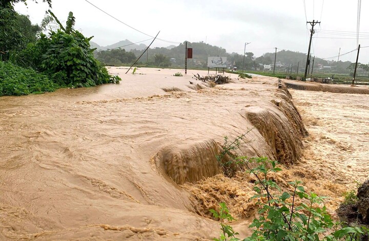 Mưa lớn g&acirc;y ngập s&acirc;u ở Th&aacute;i Nguy&ecirc;n, một b&eacute; trai bị lũ cuốn mất t&iacute;ch- Ảnh 1.