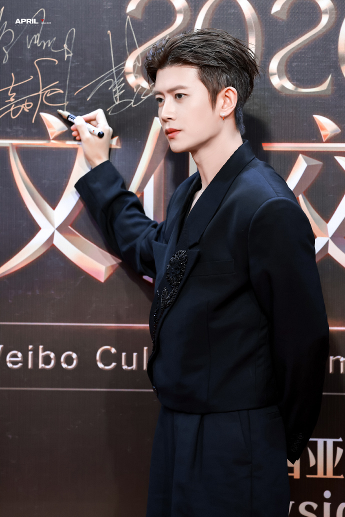 Chi Pu l&agrave; nghệ sĩ Việt duy nhất b&ugrave;ng nổ visual tr&ecirc;n thảm đỏ Gala Weibo, "chặt đẹp" Baifern Pimchanok nhạt nh&ograve;a sến sẩm - Ảnh 8.