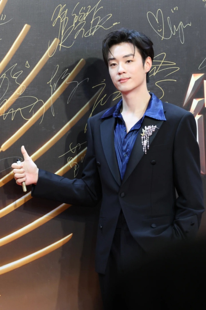 Chi Pu l&agrave; nghệ sĩ Việt duy nhất b&ugrave;ng nổ visual tr&ecirc;n thảm đỏ Gala Weibo, "chặt đẹp" Baifern Pimchanok nhạt nh&ograve;a sến sẩm - Ảnh 11.