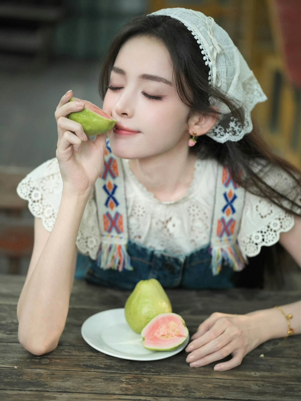 Th&ocirc;n nữ đẹp đi&ecirc;n đảo bảo sao ai cũng bỏ phố về qu&ecirc;: Visual như ổi hồng ch&iacute;n mọng, đ&uacute;ng chuẩn T&acirc;y Thi miệt vườn- Ảnh 2.