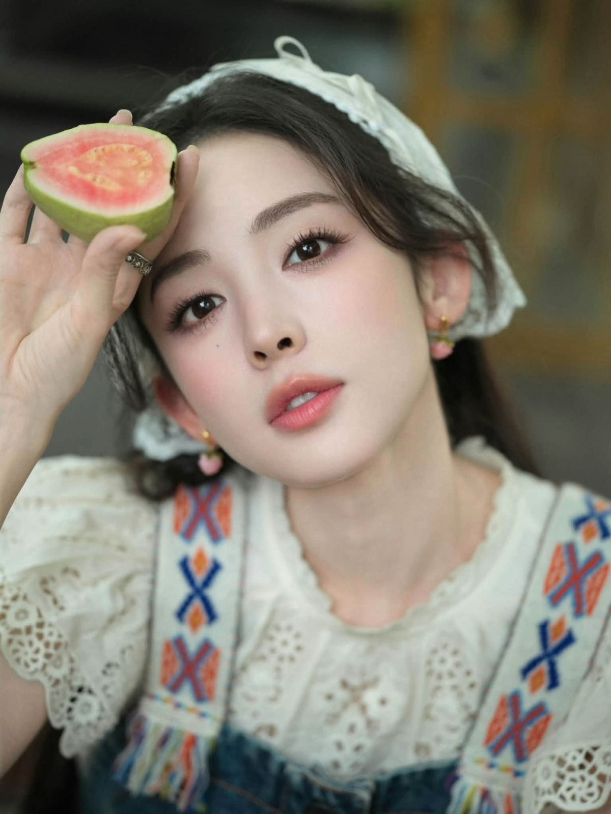 Th&ocirc;n nữ đẹp đi&ecirc;n đảo bảo sao ai cũng bỏ phố về qu&ecirc;: Visual như ổi hồng ch&iacute;n mọng, đ&uacute;ng chuẩn T&acirc;y Thi miệt vườn- Ảnh 1.