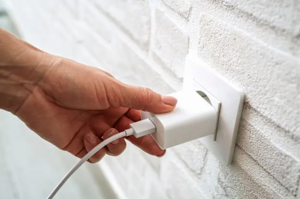 Lời khuy&ecirc;n cho tất cả những ai kh&ocirc;ng r&uacute;t sạc điện thoại khi đi ngủ- Ảnh 2.