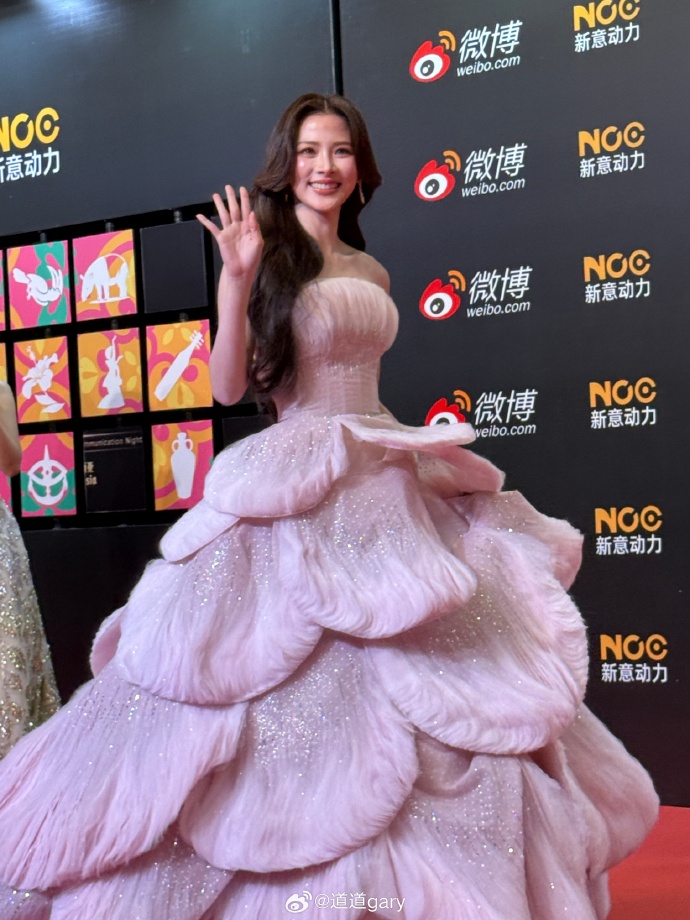 Chi Pu l&agrave; nghệ sĩ Việt duy nhất b&ugrave;ng nổ visual tr&ecirc;n thảm đỏ Gala Weibo, "chặt đẹp" Baifern Pimchanok nhạt nh&ograve;a sến sẩm - Ảnh 5.
