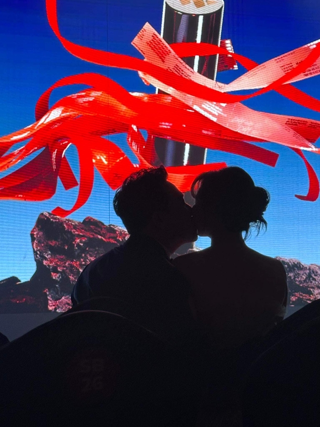 Đạo diễn phim ngh&igrave;n tỷ Vbiz bị quay l&eacute;n h&ocirc;n vợ đắm đuối- Ảnh 4.