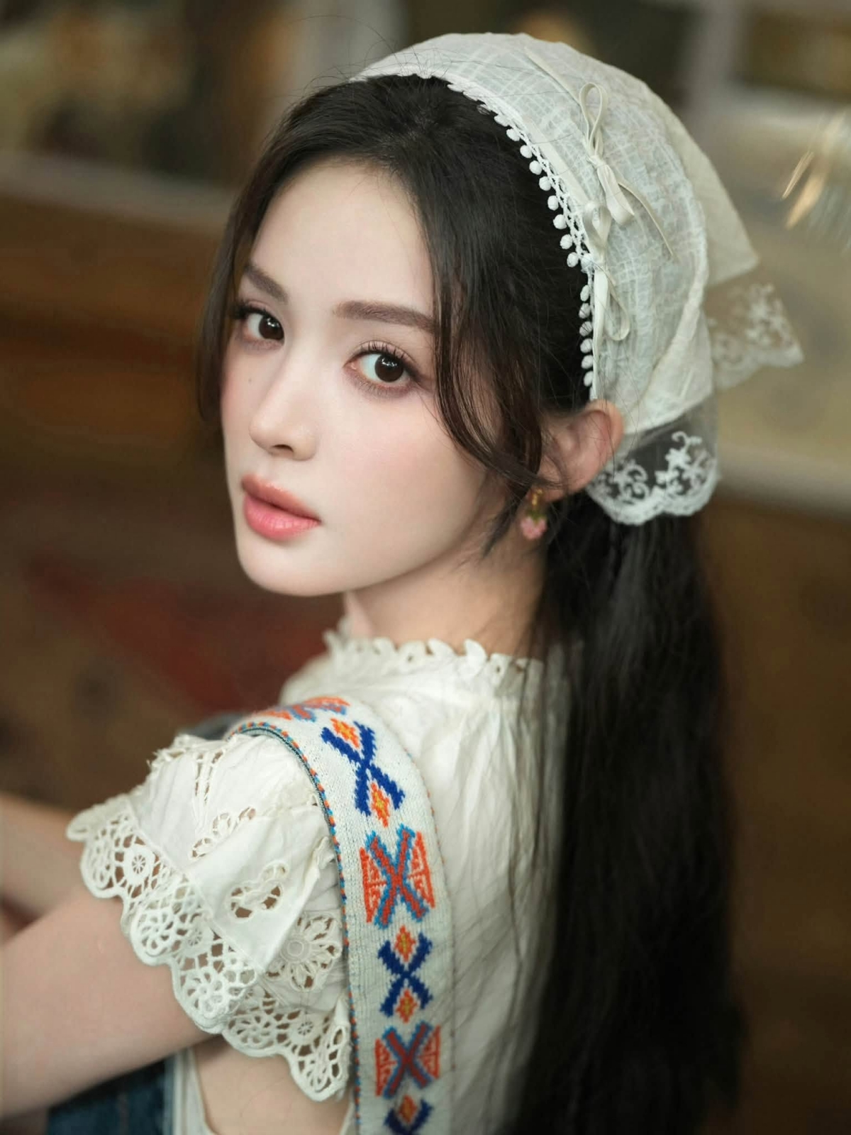 Th&ocirc;n nữ đẹp đi&ecirc;n đảo bảo sao ai cũng bỏ phố về qu&ecirc;: Visual như ổi hồng ch&iacute;n mọng, đ&uacute;ng chuẩn T&acirc;y Thi miệt vườn- Ảnh 3.