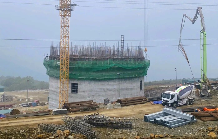 Ph&aacute;t hiện khối ch&acirc;n đế tượng Phật c&oacute; thể l&agrave; cao nhất thế giới đang th&agrave;nh h&igrave;nh ở một ngọn n&uacute;i của Thanh H&oacute;a: Tr&ecirc;n độ cao 585m - Ảnh 1.