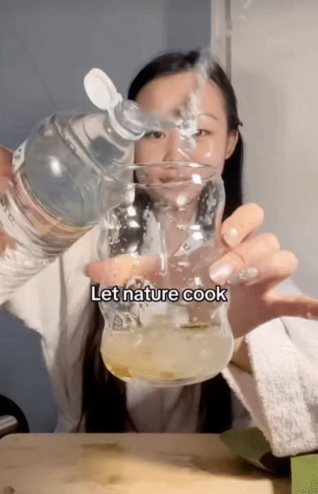 Ở Việt Nam c&oacute; một loại c&acirc;y, vừa gi&uacute;p t&oacute;c &oacute;ng mượt, vừa  k&iacute;ch th&iacute;ch tăng collagen cho da, đến phụ nữ H&agrave;n cũng tận dụng l&agrave;m đẹp mỗi tuần- Ảnh 4.