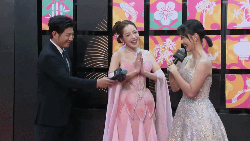 Chi Pu l&agrave; nghệ sĩ Việt duy nhất b&ugrave;ng nổ visual tr&ecirc;n thảm đỏ Gala Weibo, "chặt đẹp" Baifern Pimchanok nhạt nh&ograve;a sến sẩm - Ảnh 4.