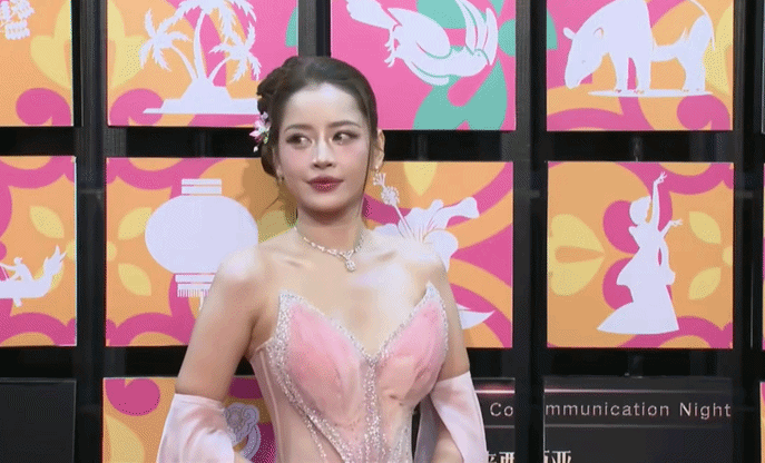 Chi Pu l&agrave; nghệ sĩ Việt duy nhất b&ugrave;ng nổ visual tr&ecirc;n thảm đỏ Gala Weibo, "chặt đẹp" Baifern Pimchanok nhạt nh&ograve;a sến sẩm - Ảnh 3.