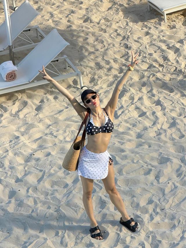 Ph&uacute; b&agrave; Vbiz l&agrave;m vợ đại gia dệt may: Diện bikini chưa tr&ugrave;ng bộ n&agrave;o, body U40 cho&aacute;ng ngợp lu mờ phong cảnh- Ảnh 4.