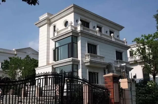 Căn biệt thự 5.000 m2 bị bỏ hoang, biến th&agrave;nh b&atilde;i r&aacute;c của nam diễn vi&ecirc;n hạng A d&iacute;nh l&ugrave;m x&ugrave;m "ăn chặn" tiền từ thiện- Ảnh 2.