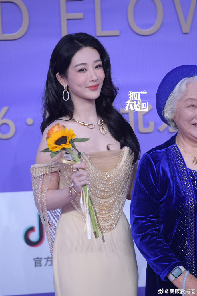 Dương Mịch lộng lẫy át vía Lưu Thi Thi, Dương Tử visual không ai tin nổi tại lễ trao giải Bách Hoa- Ảnh 9.