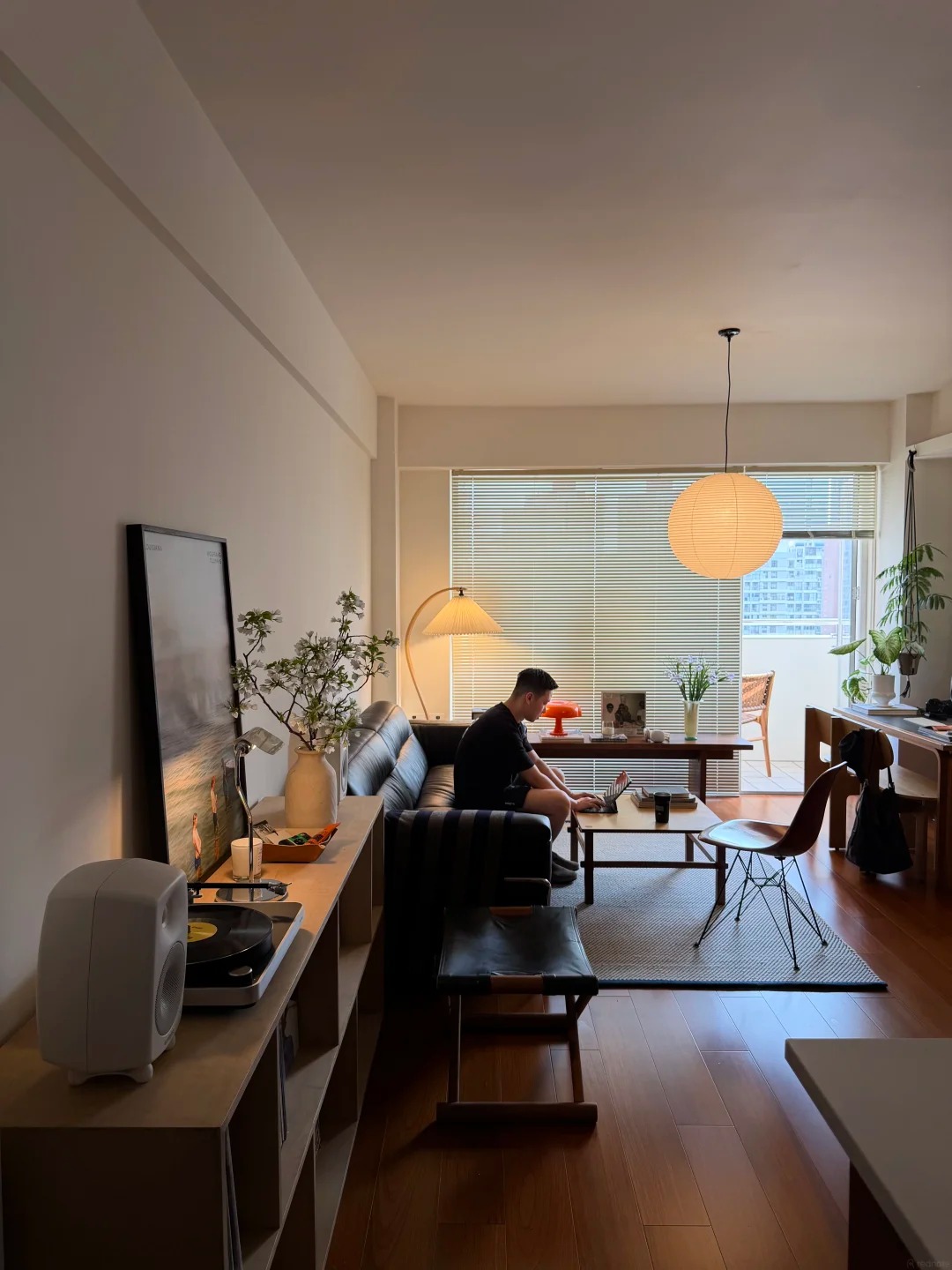 30 tuổi, mua được nh&agrave; 30m2 v&agrave; ở với 2 con m&egrave;o: "Thế l&agrave; đủ sống cả đời" - Ảnh 1.