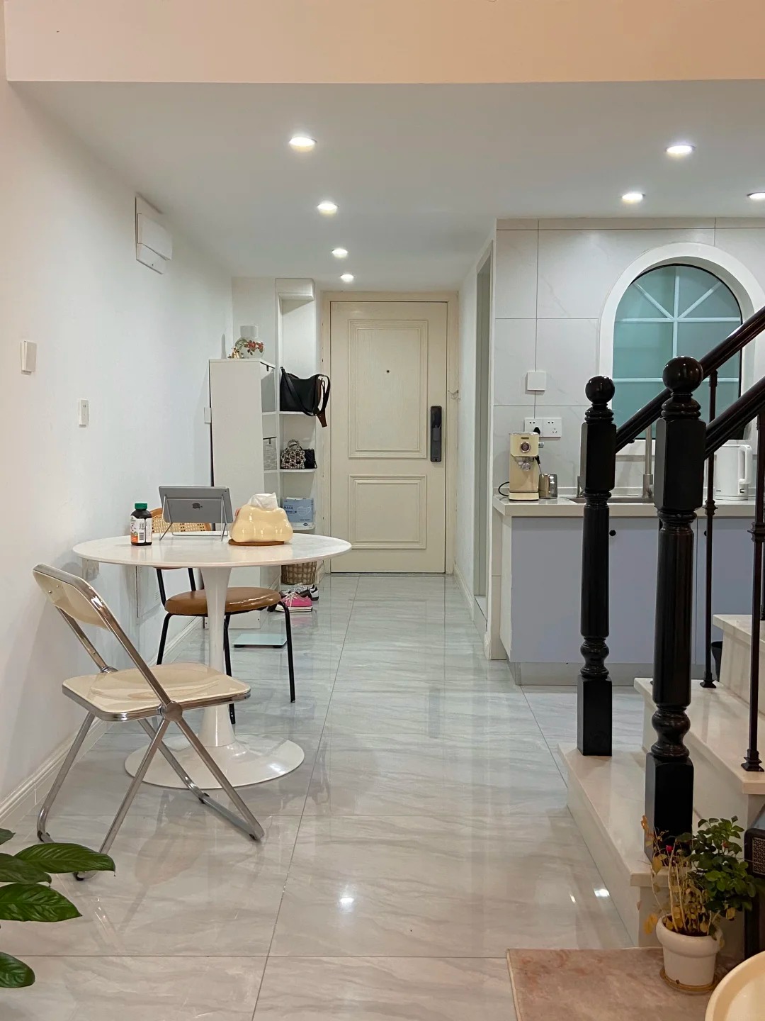 30 tuổi, mua được nh&agrave; 30m2 v&agrave; ở với 2 con m&egrave;o: "Thế l&agrave; đủ sống cả đời" - Ảnh 13.