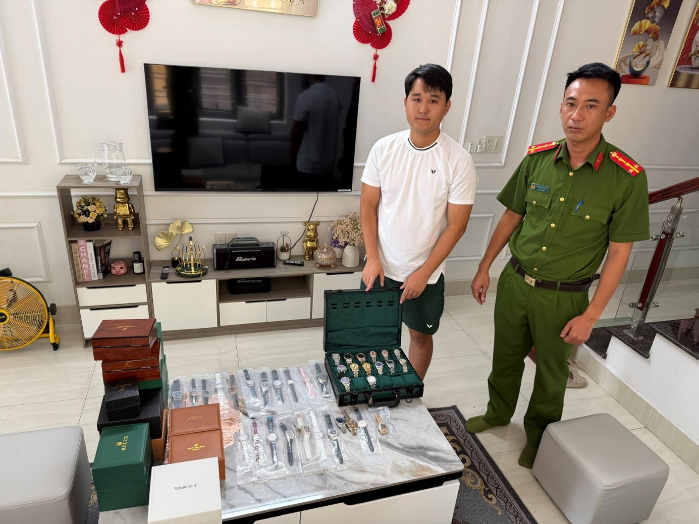 Bắt &ocirc;ng chủ Luxury Watch Vũ Văn Đạt SN 1998 - Ảnh 1.