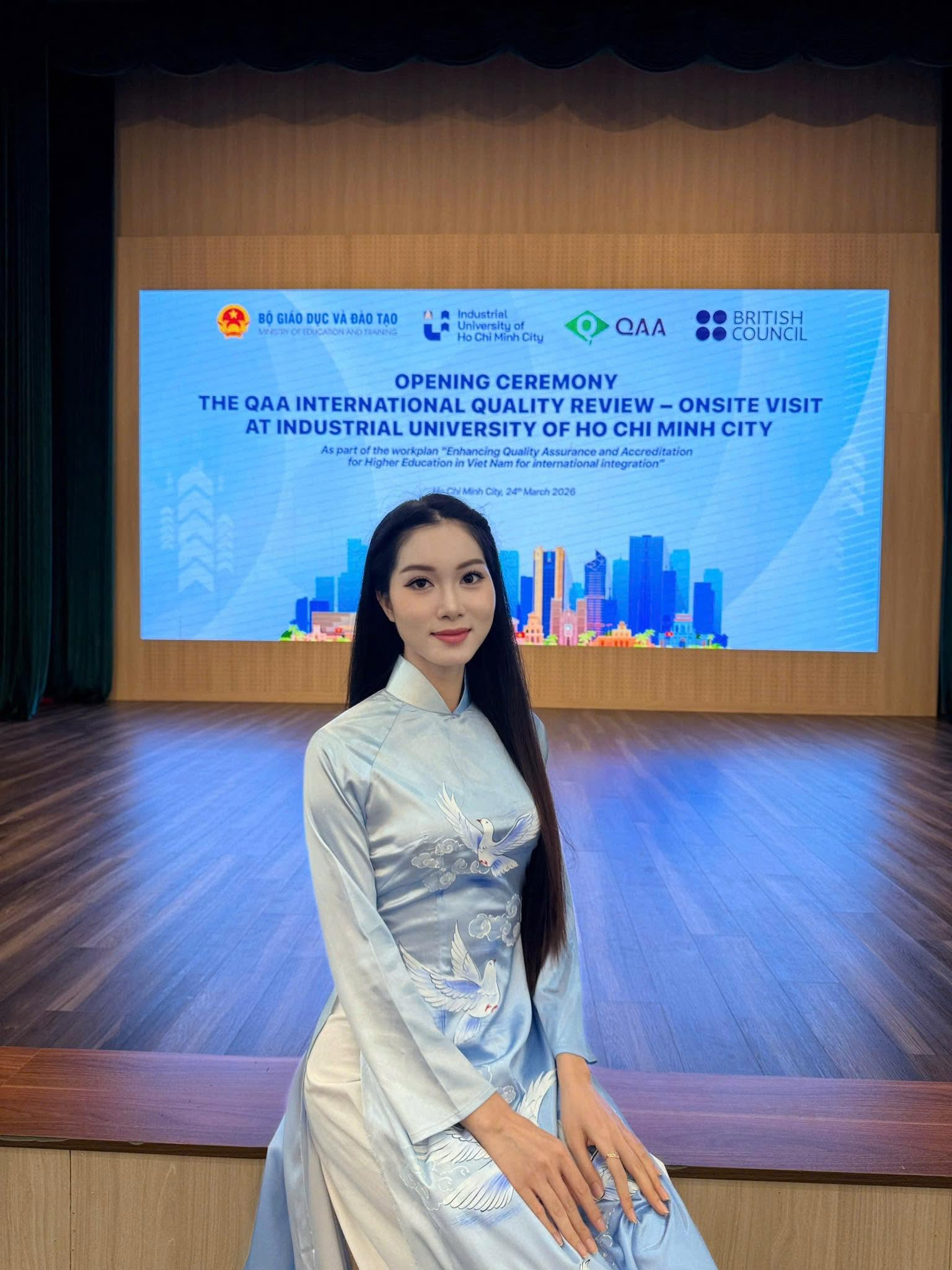 Người nước ngo&agrave;i xếp h&agrave;ng chụp ảnh với c&ocirc; Việt SN 2002 cao 1m76 đứng trước Bưu điện TP.HCM - Ảnh 3.