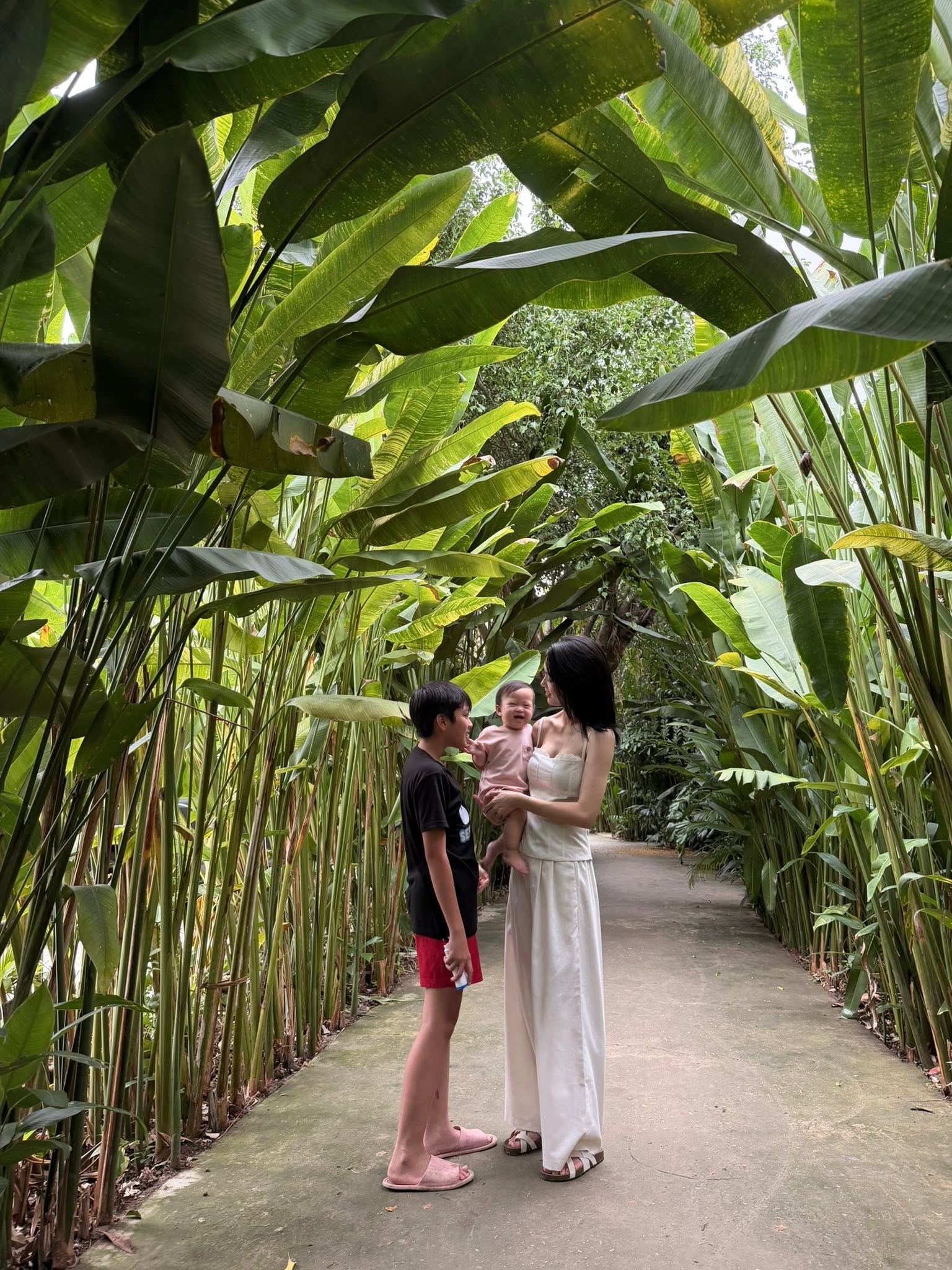 Mỹ nh&acirc;n l&agrave;m d&acirc;u miền T&acirc;y: Đ&aacute;m cưới kh&ocirc;ng s&iacute;nh lễ, sống trong biệt phủ, kiếm gần trăm triệu mỗi ng&agrave;y- Ảnh 7.