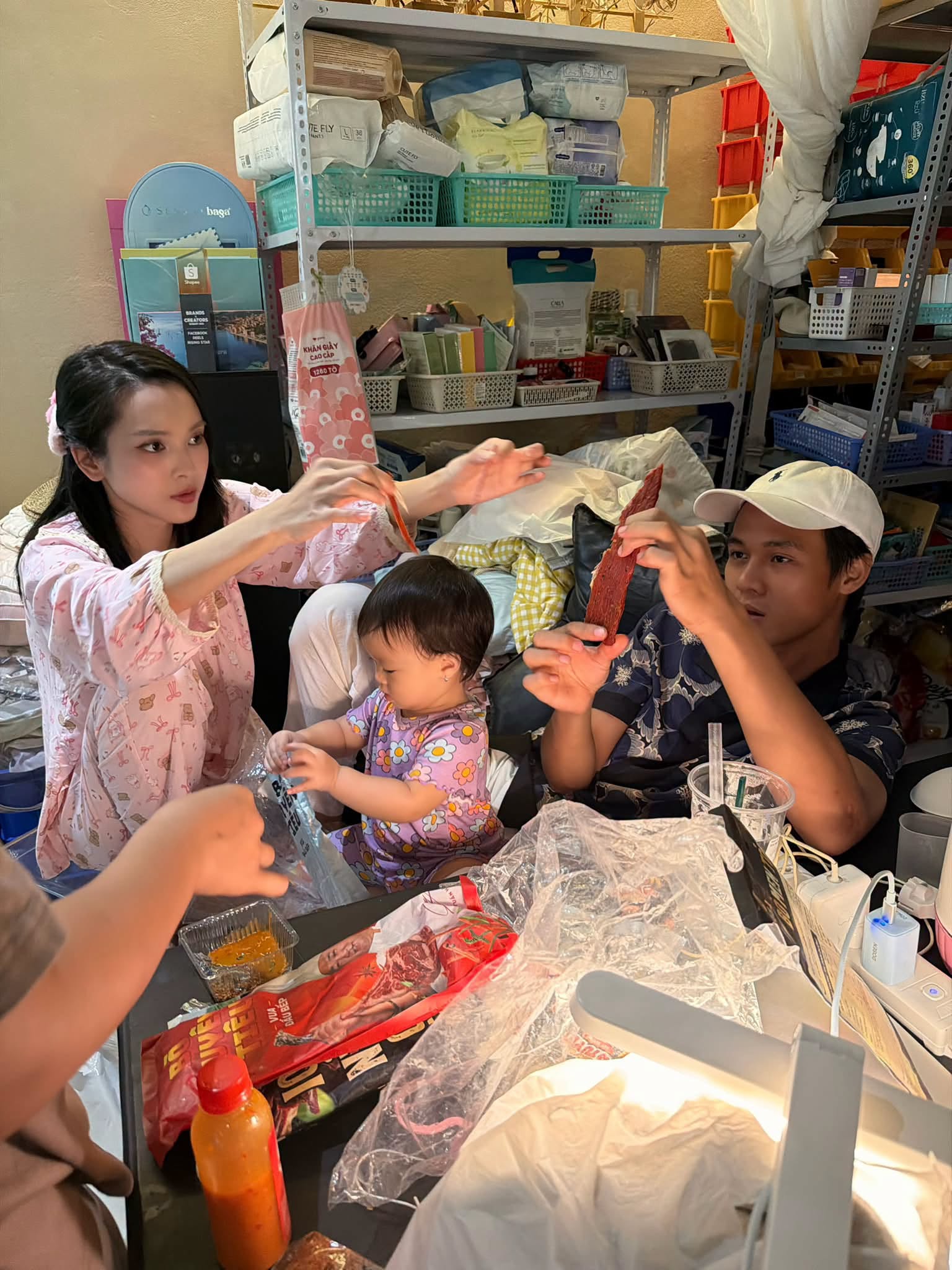 Mỹ nh&acirc;n l&agrave;m d&acirc;u miền T&acirc;y: Đ&aacute;m cưới kh&ocirc;ng s&iacute;nh lễ, sống trong biệt phủ, kiếm gần trăm triệu mỗi ng&agrave;y- Ảnh 6.