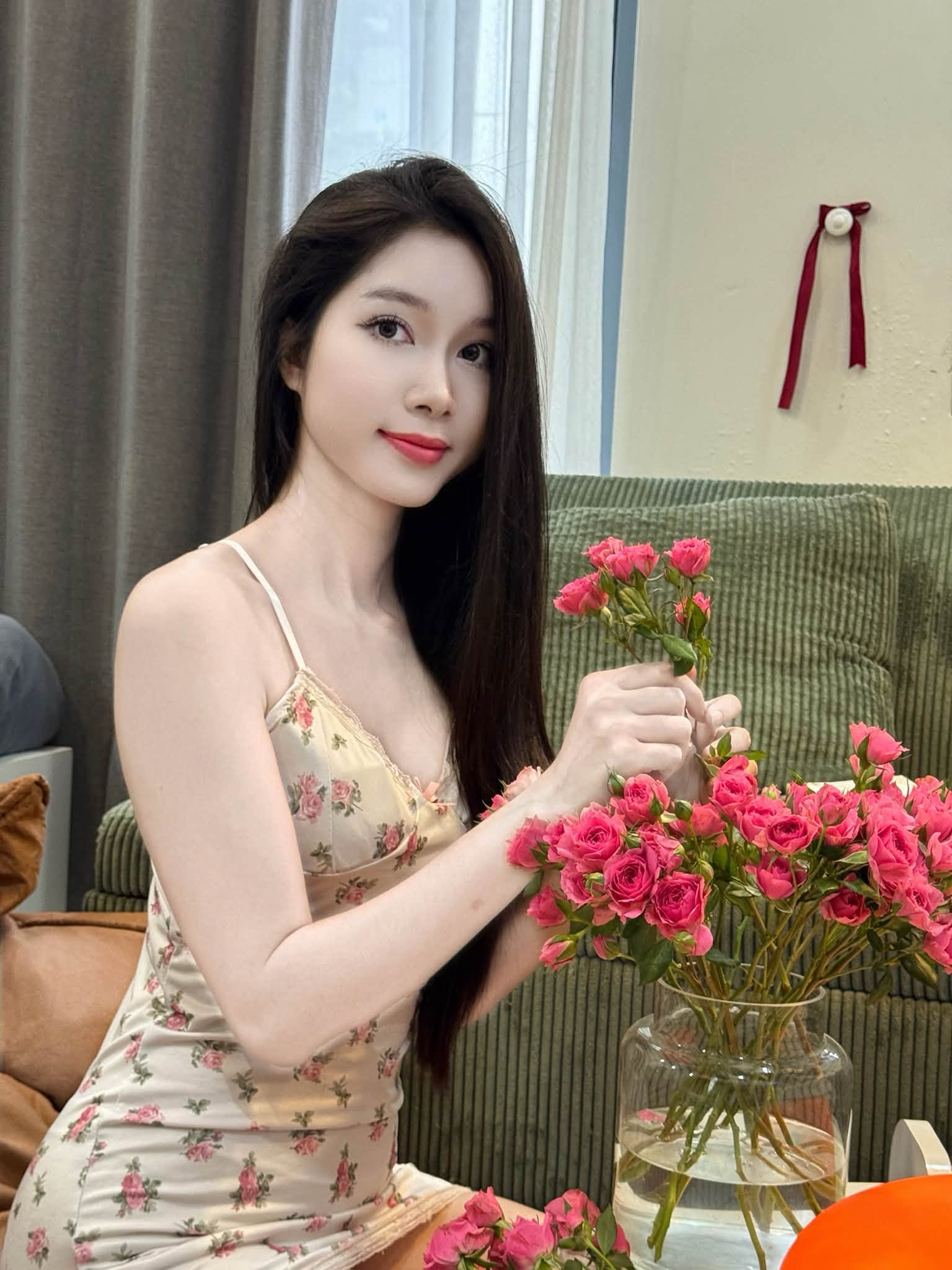 Người nước ngo&agrave;i xếp h&agrave;ng chụp ảnh với c&ocirc; Việt SN 2002 cao 1m76 đứng trước Bưu điện TP.HCM - Ảnh 13.