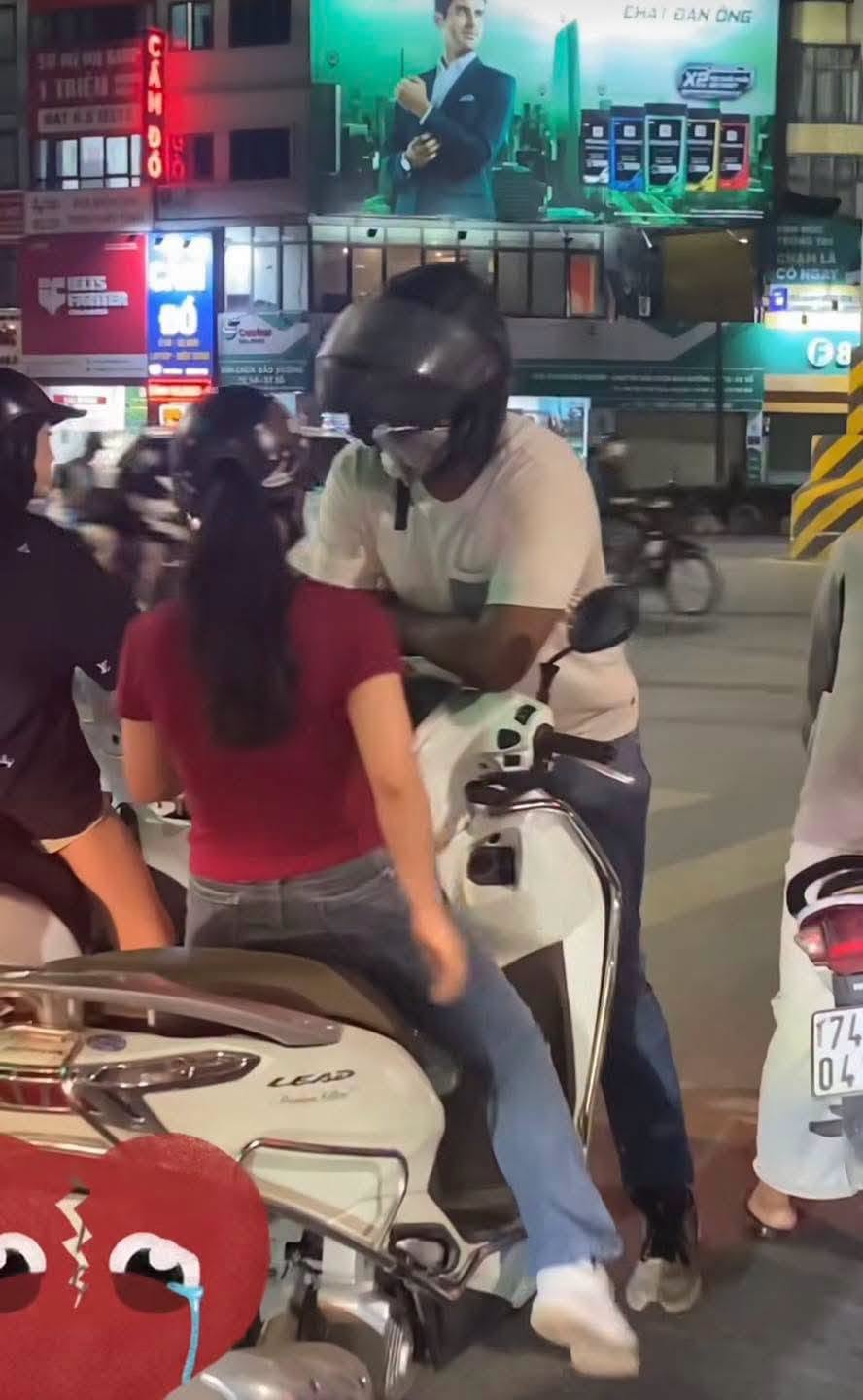Người đ&agrave;n &ocirc;ng ngoại quốc nhiều lần chặn xe phụ nữ ở H&agrave; Nội: Ch&iacute;nh quyền l&ecirc;n tiếng- Ảnh 1.