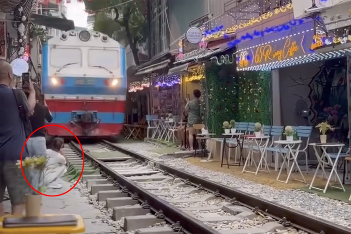 Th&ocirc;ng tin ban đầu vụ c&ocirc; g&aacute;i ngồi c&agrave; ph&ecirc; đường t&agrave;u bị t&agrave;u hỏa hất văng điện thoại- Ảnh 1.