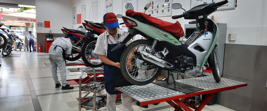 Đi xe m&aacute;y bao l&acirc;u th&igrave; phải bảo dưỡng, thay dầu?&nbsp;C&acirc;u trả lời từ c&aacute;c h&atilde;ng Honda, Yamaha, Vinfast- Ảnh 2.
