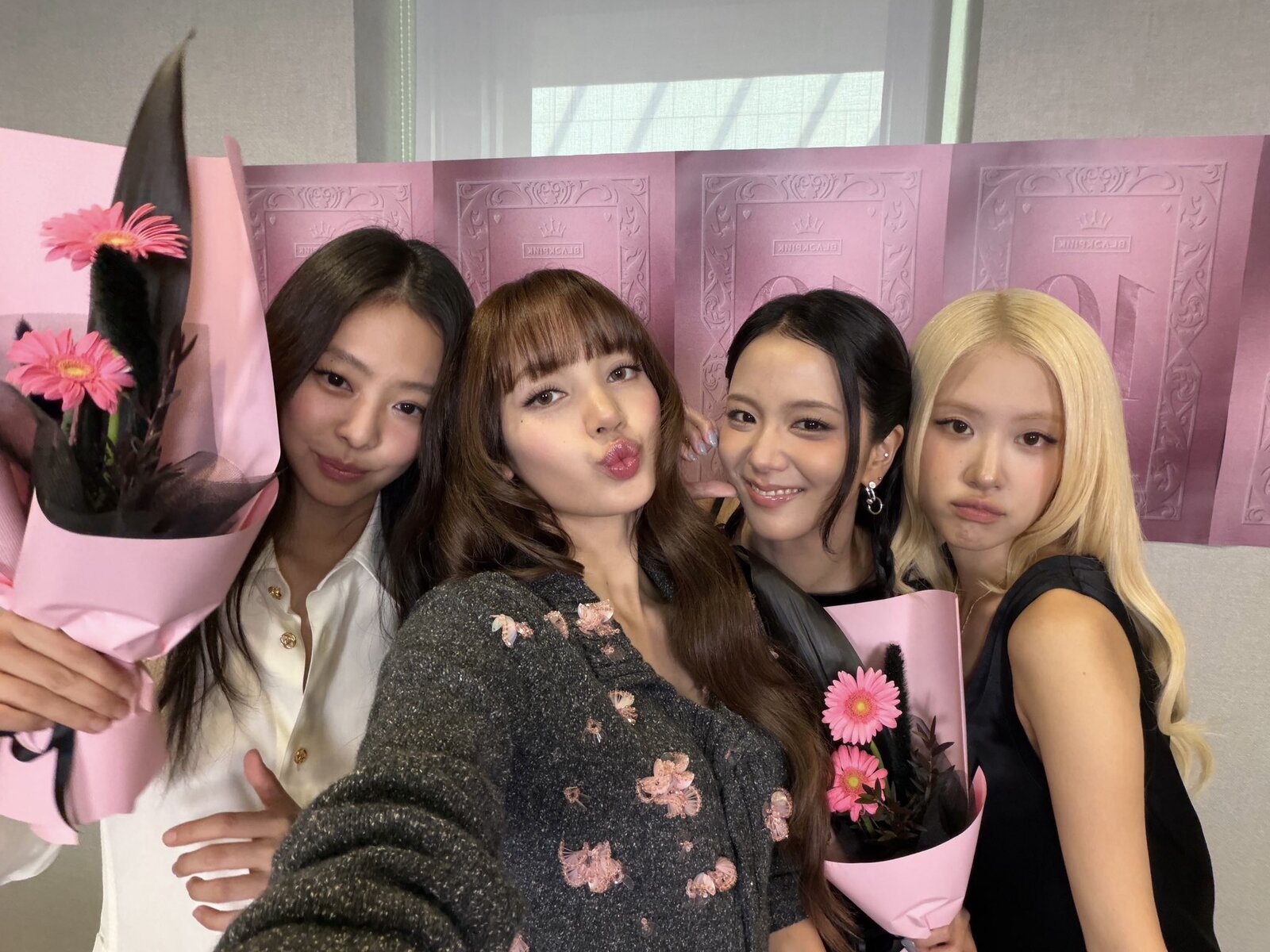 M&agrave;n kỷ niệm 10 năm hời hợt, tặng qu&agrave; 128 ngh&igrave;n đồng khiến BLACKPINK bị &ldquo;tho&aacute;t fan&rdquo;- Ảnh 1.