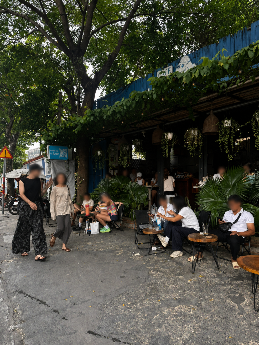 Lạc vào một góc TP.HCM, nơi người Việt cũng có cảm giác như đang đi nước ngoài- Ảnh 2.