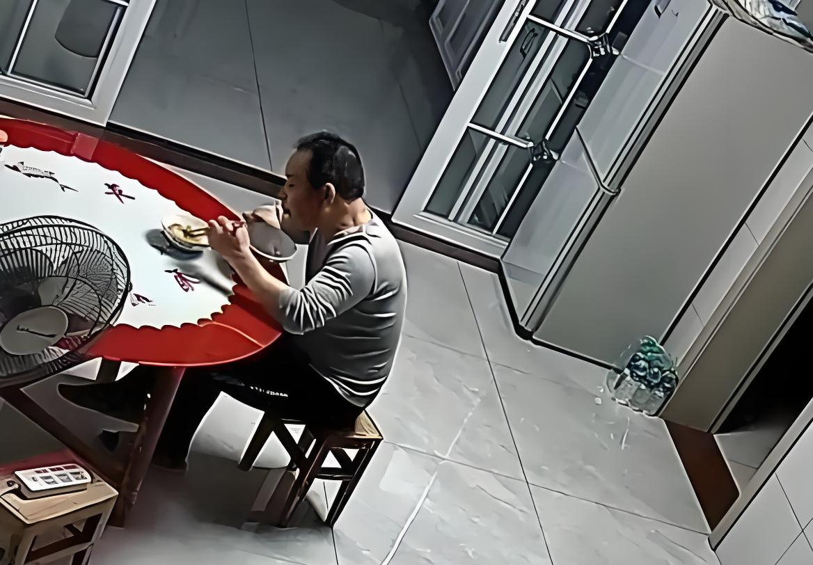 Mỗi th&aacute;ng gom g&oacute;p hơn 38 triệu đồng nu&ocirc;i con du học, người cha 51 tuổi bị con g&aacute;i c&ocirc;ng khai b&ecirc;u riếu chỉ v&igrave; 1,5 triệu đồng - Ảnh 1.